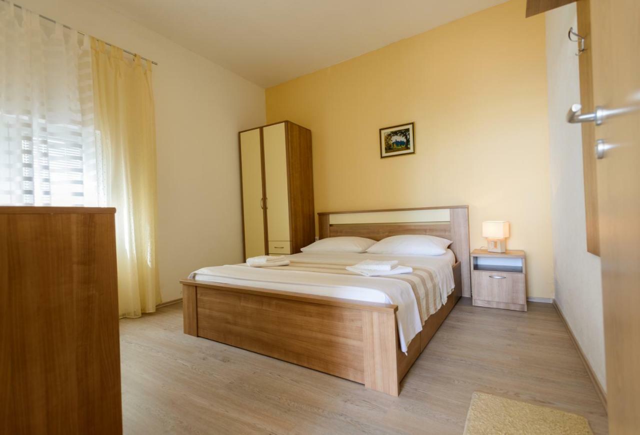 Apartments Maris Starigrad Paklenica Bagian luar foto